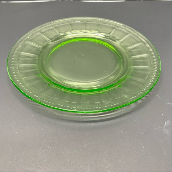 Green Depression Uranium Glass Plate Anchor Hocking Block Pattern 8 inch Plate - Picture 5 of 12
